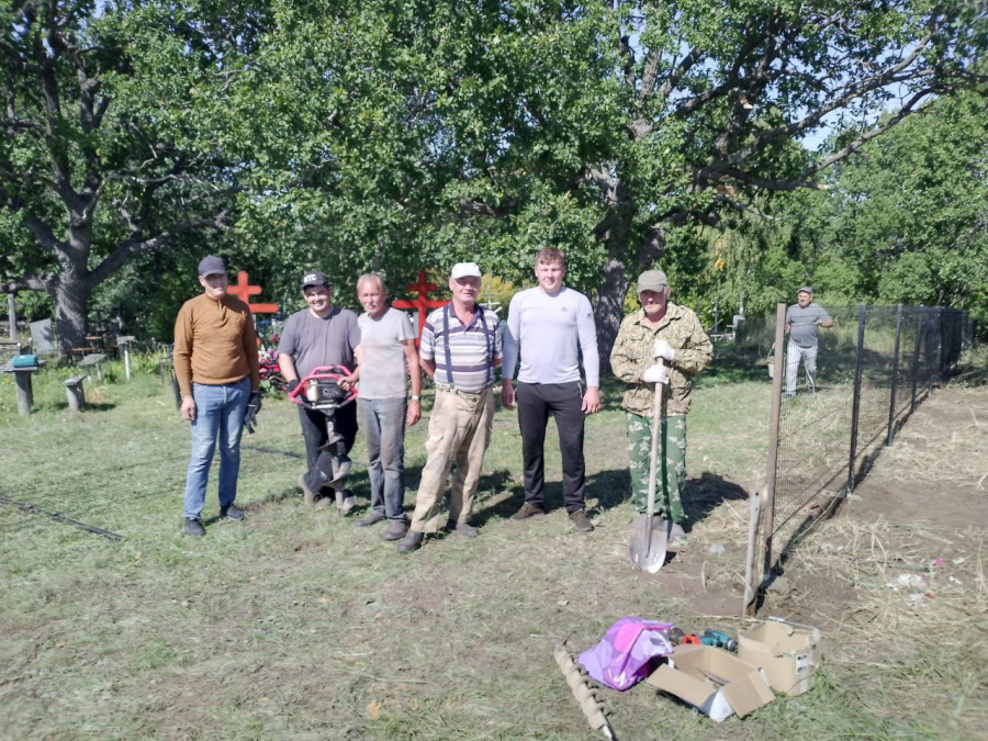 Глава администрации Алексеевского муниципального образования А. С. Кушнарев принял участие в субботнике в д. Нечаевка