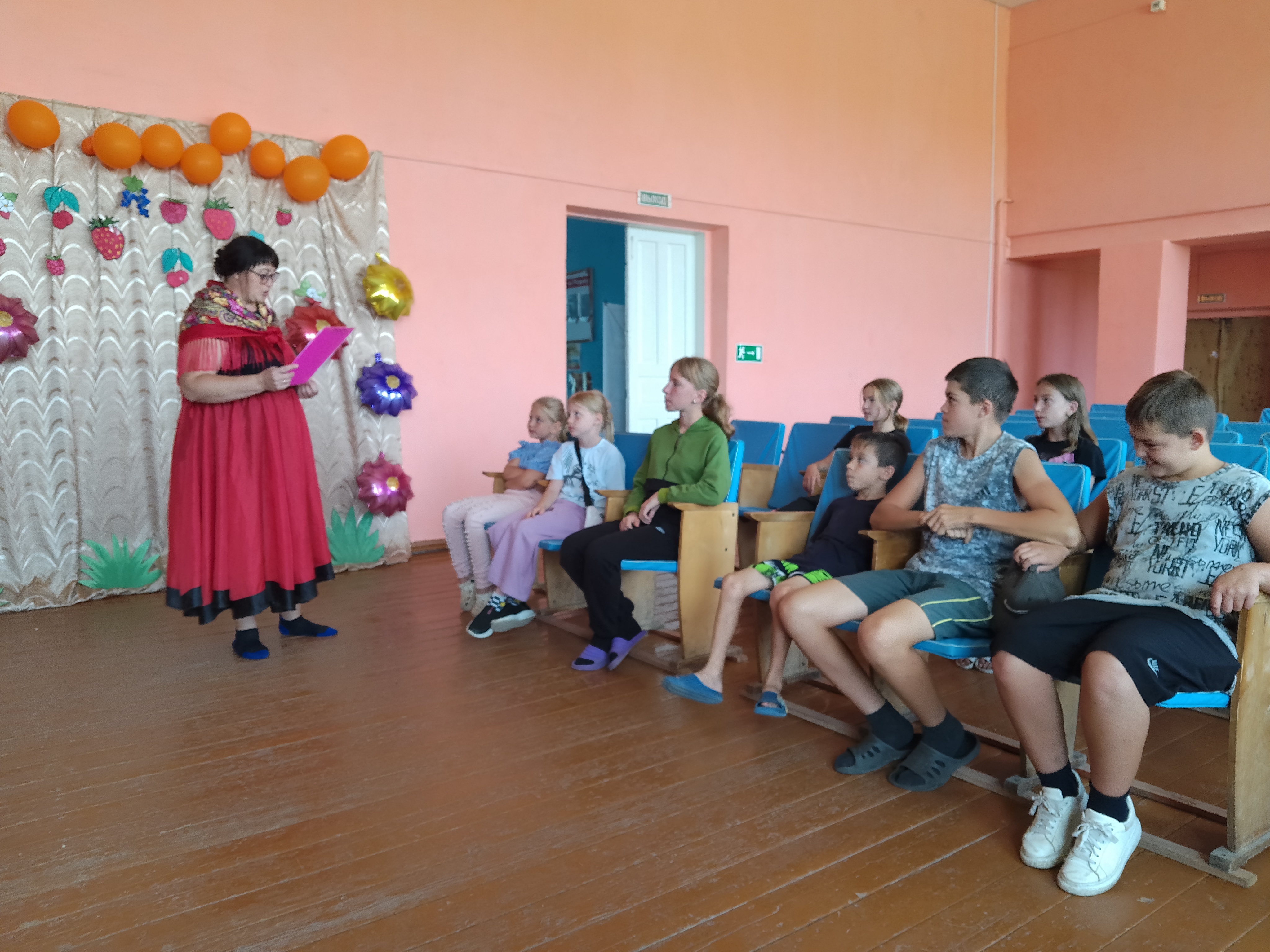 К Яблочному Спасу заведующая Первоханеневским СДК подготовила игровую программу «Яблочко наливное»