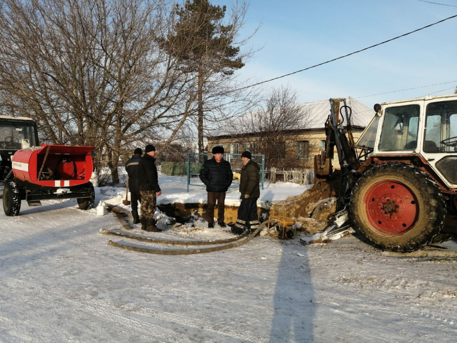 В Старобурасском МО под руководством руководителя ООО "Феникс" и главы администрации устраняется прорыв водопроводной трассы