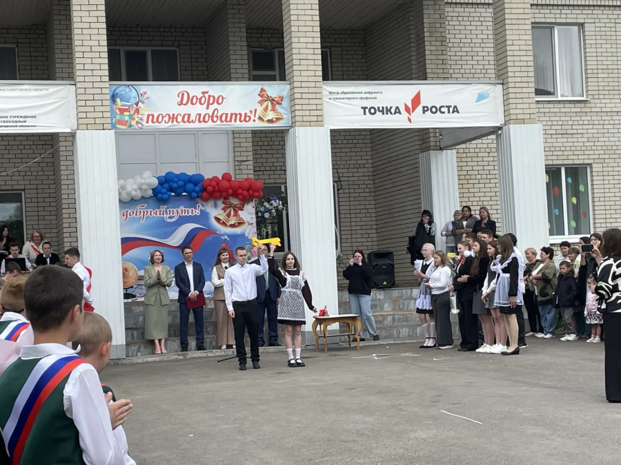 Начальник управления образования Елена Симонова посетила торжественную линейку, посвящённую окончанию учебного года в Свободинской СОШ