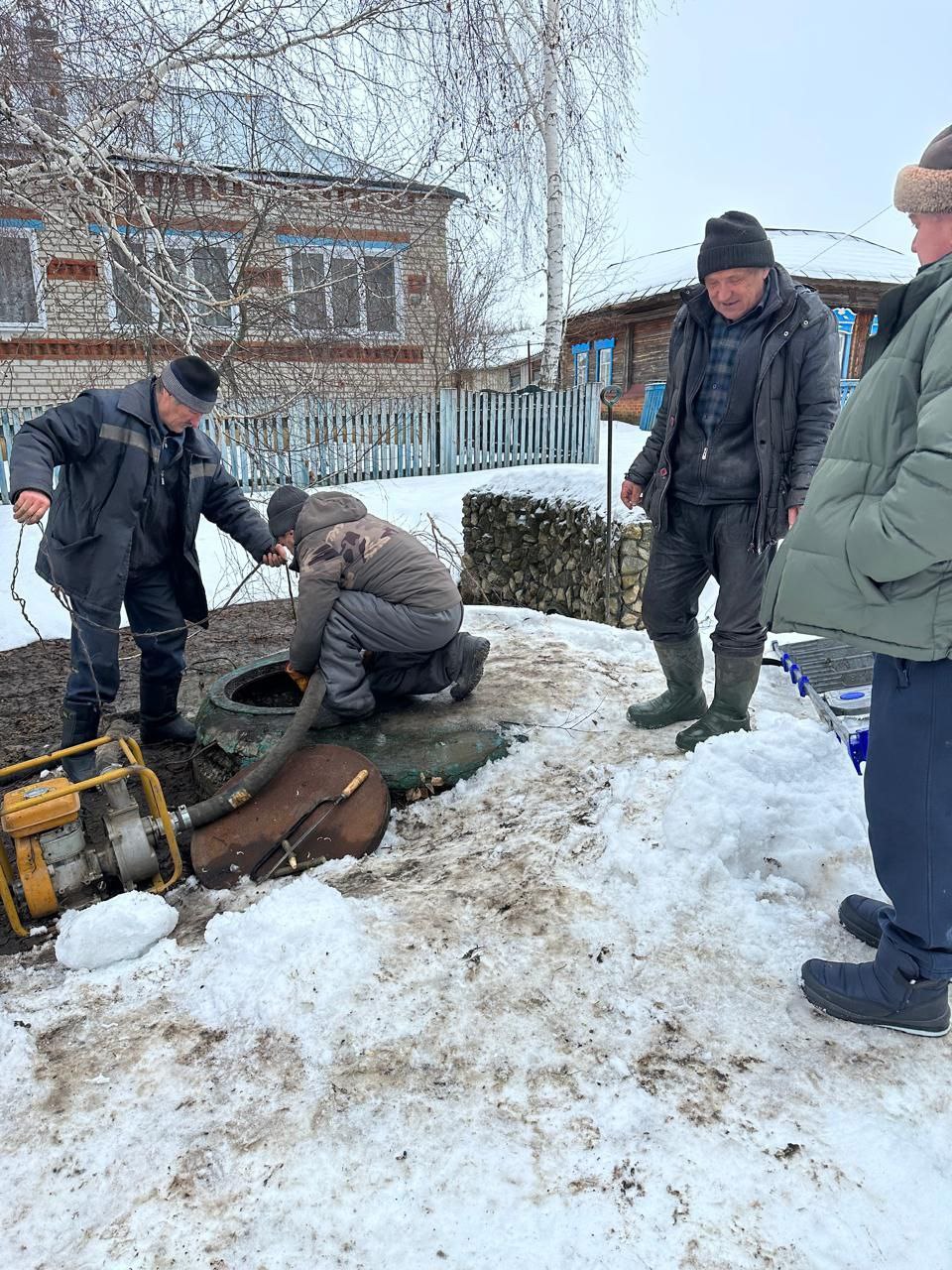 В Старобурасском муниципальном образовании  под руководством главы администрации Кудашевой Р.А.  проводят ремонт системы водоснабжения
