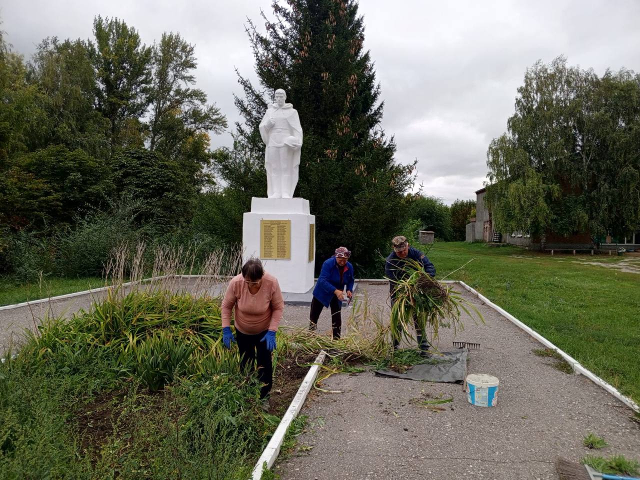 Глава администрации Максимовского муниципального образования Т. П. Брагина продолжает контролировать благоустройство в муниципалитете