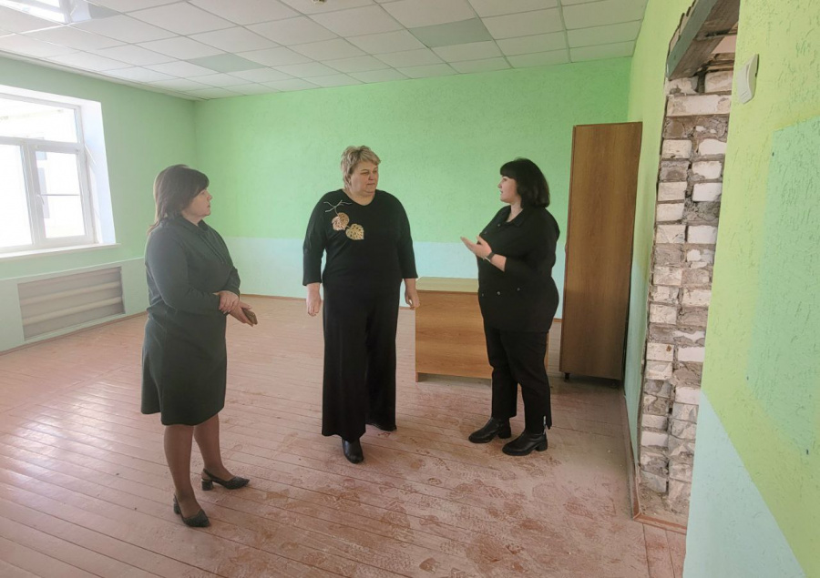 Сегодня глава района Наталья Трошина и первый заместитель главы администрации района Юлия Евдокимова посетили детский сад "Радуга"