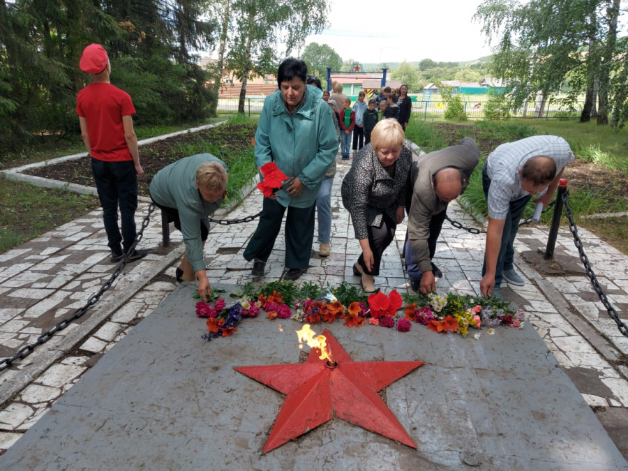 Великим огненным годам святую память сохраняя