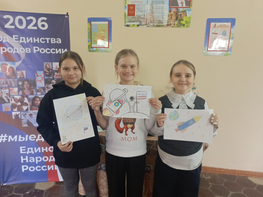 Космос всегда манил детей своей таинственностью и неизведанностью, поэтому с огромным энтузиазмом и интересом ребята из клуба «Подружка» взялись за подготовку рисунков на космическую тематику