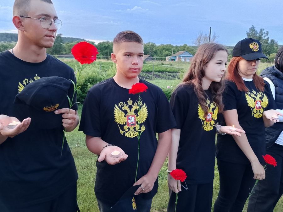 Школьники, учителя, молодёжь и неравнодушные жители жители села Большая Чечуйка приняли участие в митинге, посвященном Дню памяти и скорби.