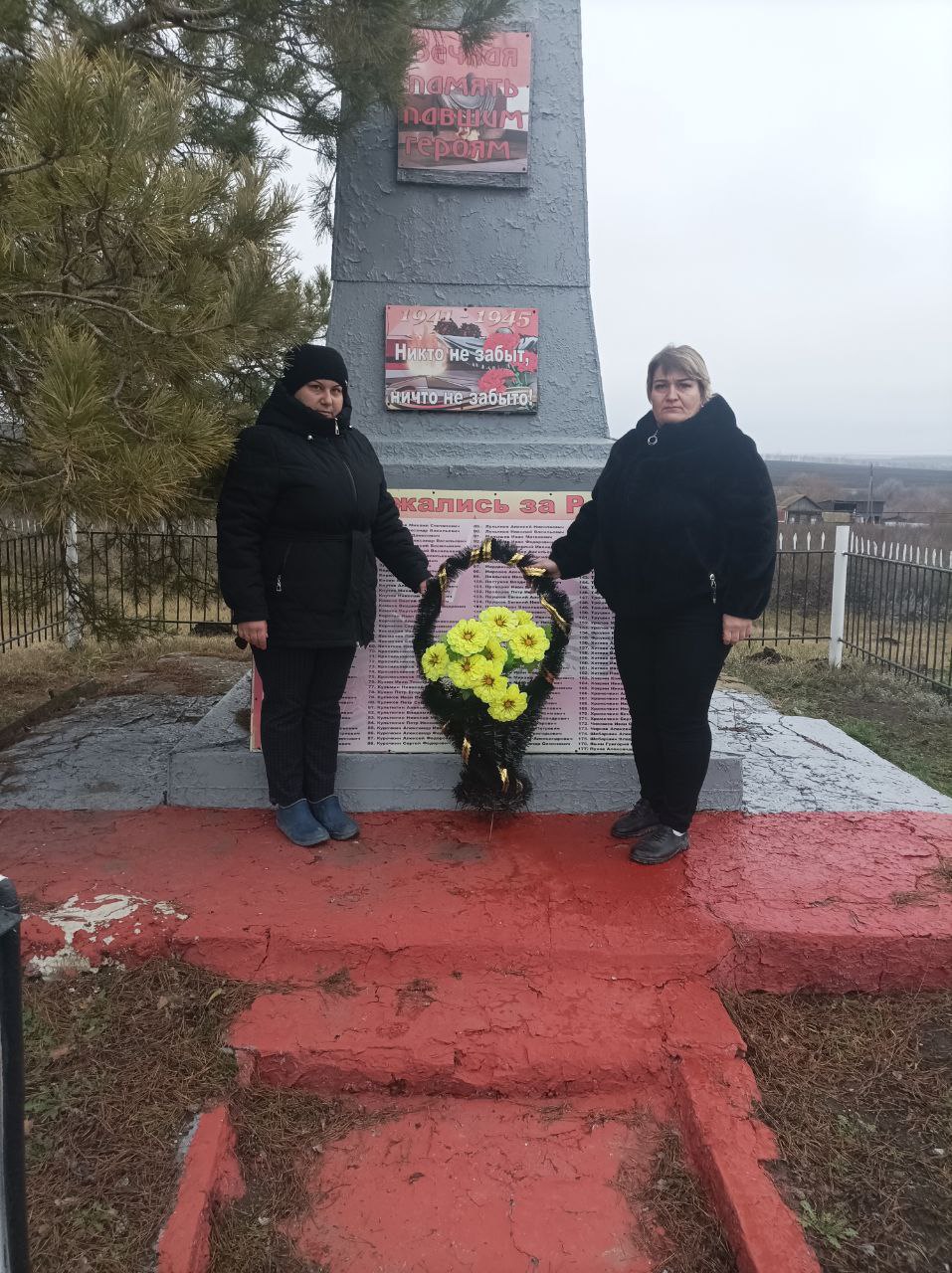 Врип главы администрации Старожуковского муниципального образования Светлана Осипова вместе с сотрудниками администрации МО приняла участие в церемонии возложения цветов к мемориалам и памятникам.