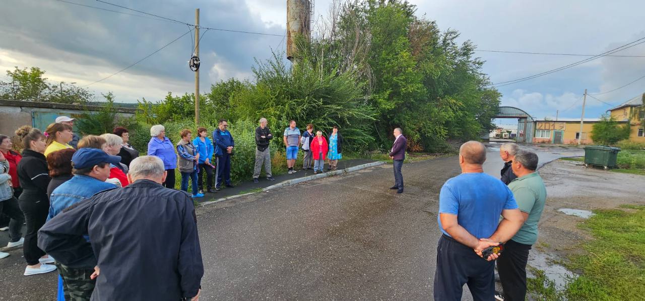 По поручению временно исполняющего полномочия главы района А. Д. Курочкина и. о. заместителя главы администрации района А. В. Ганин встретился с жителями микрорайона «Выруха» в Базарном Карабулаке