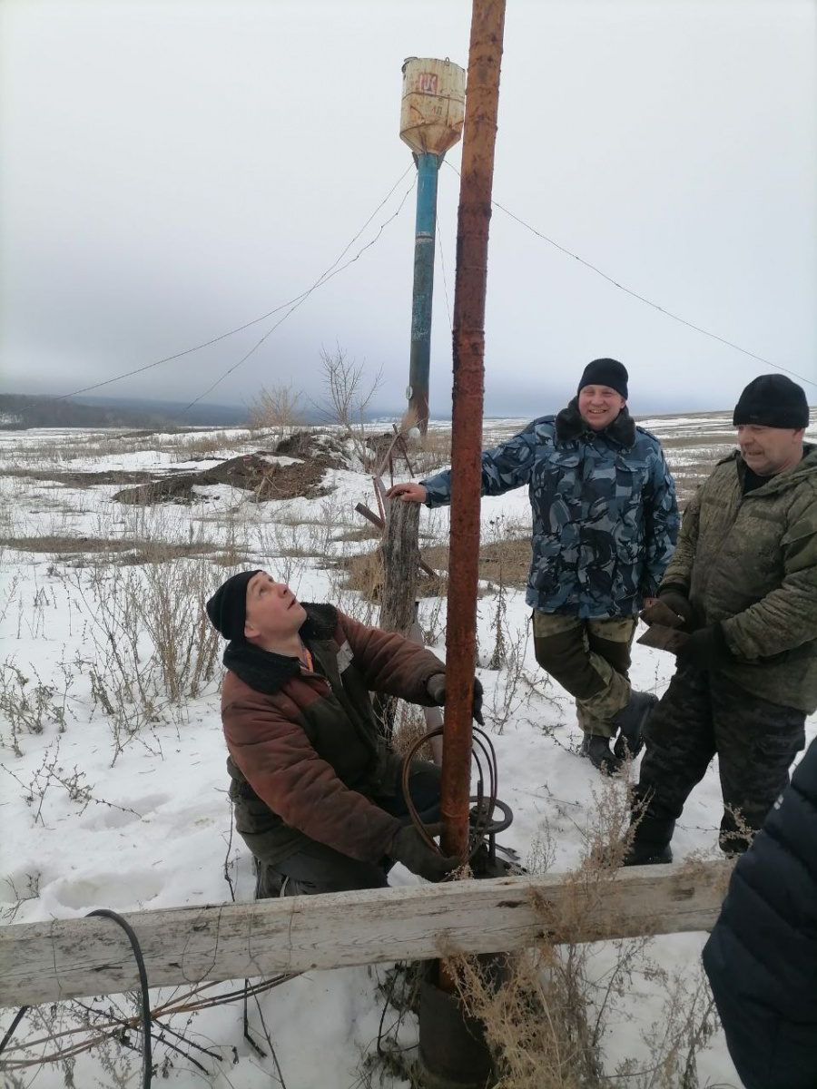 В с.Вязовка провели замену глубинного насоса, глава администрации Старожуковского МО Бобков М.А. выражает благодарность всем неравнодушным гражданам за помощь, отзывчивость и понимание