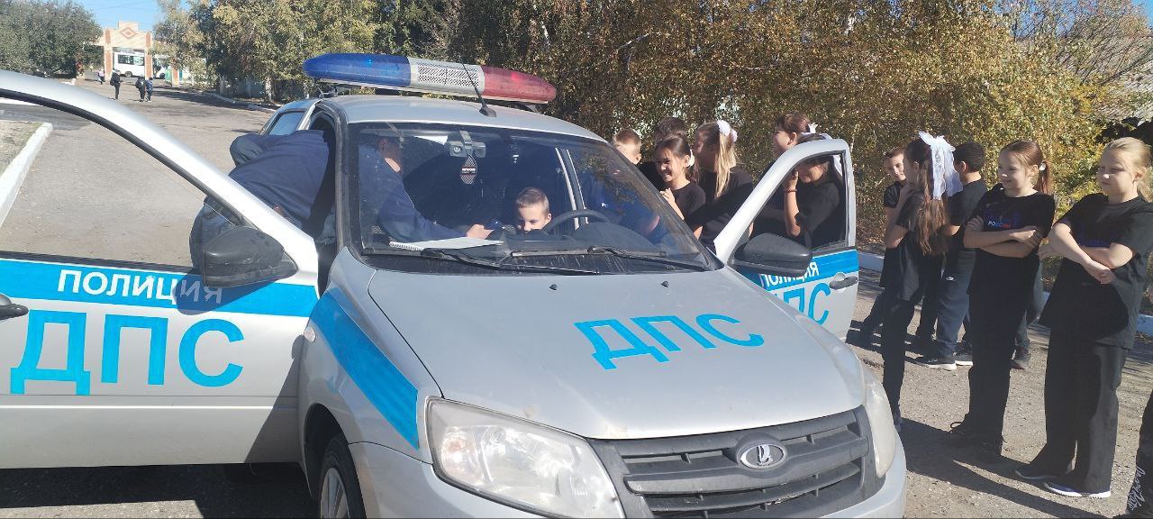 В Базарно-Карабулакском районе полицейские провели занятие со школьниками «Я знаю дорожные знаки!»