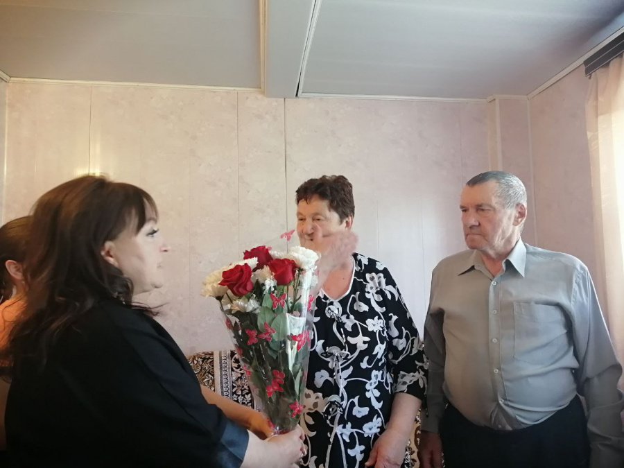 Временно исполняющая полномочия главы администрации Старобурасского МО поздравила супружескую пару Соколовых с юбилеем свадьбы Временно исполняющая полномочия главы администрации Старобурасского МО поздравила супружескую пару Соколовых с юбилеем свадьбы