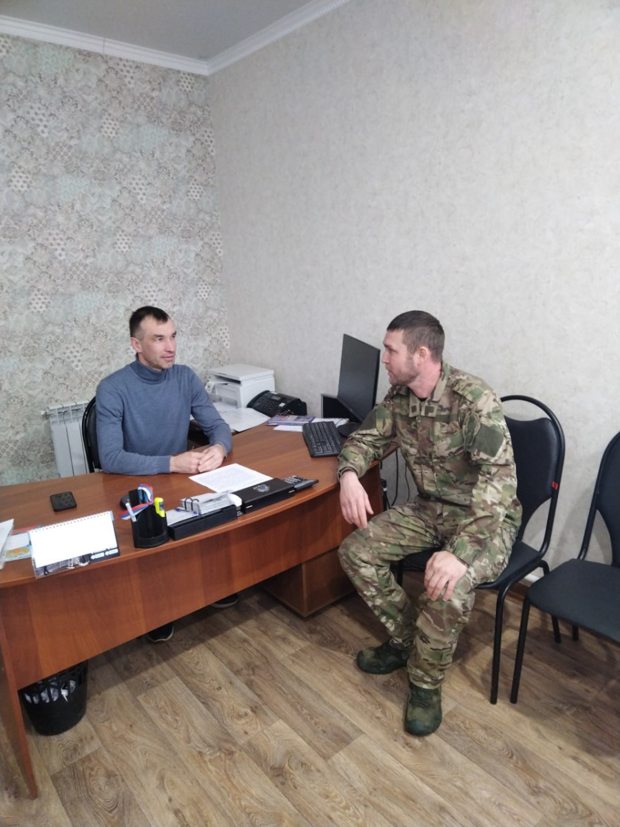 Глава администрации Тугушев Ринат лично поздравил бойца с  мужским праздником