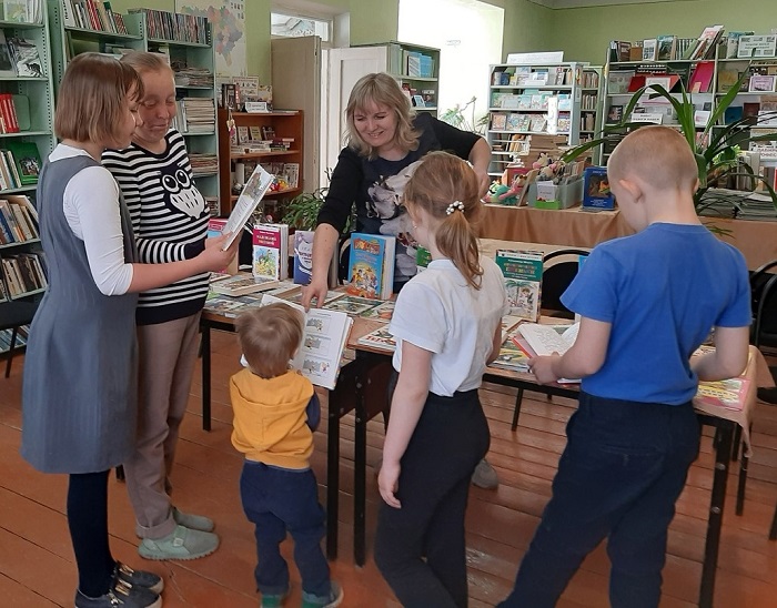 «Я с книгой открываю мир» День семейного чтения в библиотеке