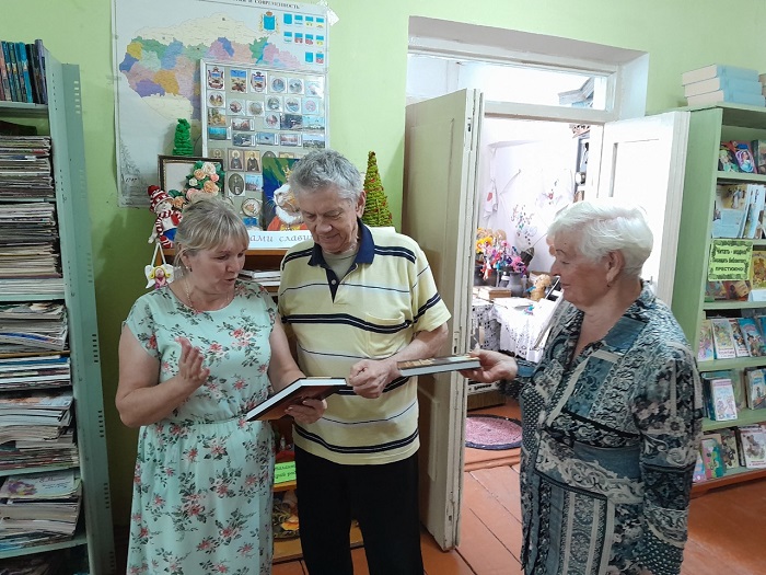«Книги, подаренные от сердца» Ценная краеведческая книга в дар библиотеке