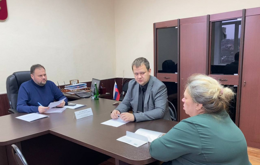 Глава района Артём Курочкин принял участие в приёме граждан, который сегодня в Базарном Карабулаке провёл заместитель начальника Государственной жилищной инспекции Саратовской области  Алексей Кузнецов