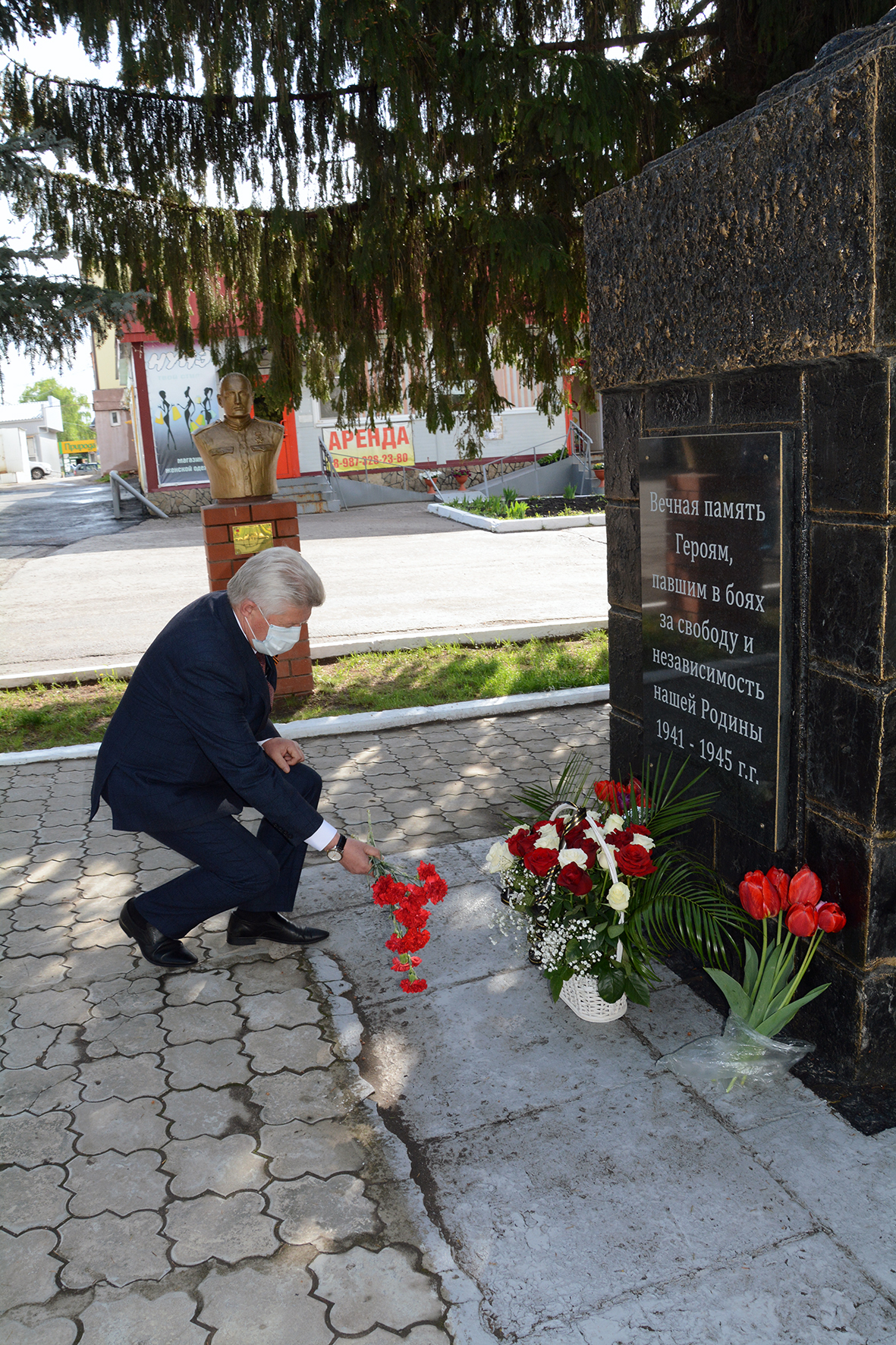 Церемония возложения цветов к мемориалу павшим землякам от лица всех жителей