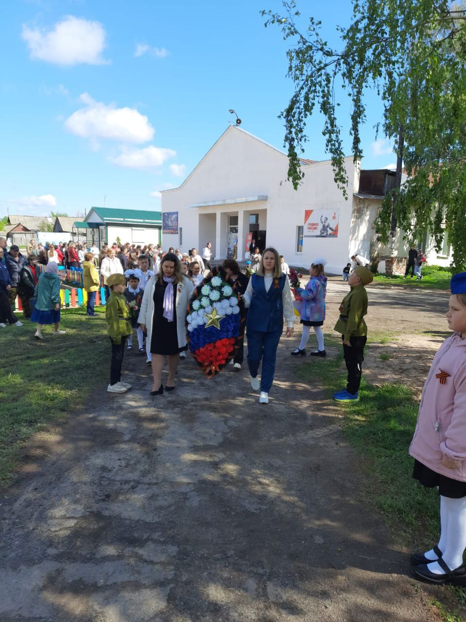 Коллектив администрации Максимовского МО в День Победы возложил цветы к мемориалам и памятникам