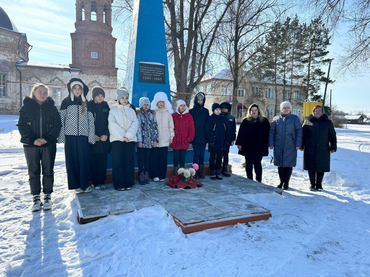 Вчера во всех муниципальных образованиях района сотрудники администраций, учреждений соцсферы, школьники, депутаты приняли участие в церемониях возложения цветов, приуроченных к празднованию Дня защитника Отечества, к памятникам и мемориалам