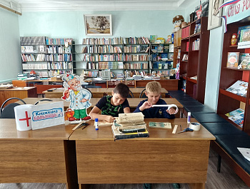 «Будь здорова, книжка!»                                                                                               Акция по ремонту книг
