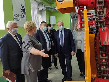 Губернатор В. В. Радаев осмотрел новую мастерскую в техникуме агробизнеса