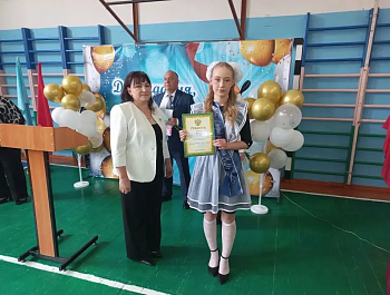 Врип главы администрации Старобурасского МО Ирина Чернышова посетила торжественную линейку, посвящённую последнему звонку