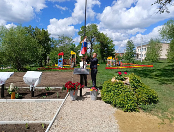 В юбилей Великой Победы, во дворе Казанлинской школы открылась Аллея её выпускников