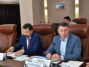 Губернатор Саратовской области Роман Бусаргин провел совещание, посвященное реализации региональных программ по ремонту 100 школ, 100 детских садов и 100 спортивных залов в общеобразовательных учреждениях. 