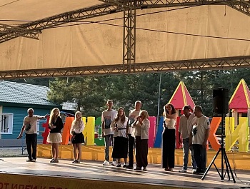 В детском оздоровительном лагере «Им. Лизы Чайкиной» с большим успехом прошёл концерт творческих коллективов РДК - вокальной группы «Боевое братство» и «Народного коллектива» вокальной группы «Класс» (руководитель Татьяна Соколова)