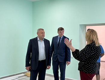 Глава района Андрей Кушнарёв вместе с министром природных ресурсов и экологии Саратовской области Константином Дорониным посетили историко-краеведческий музей 