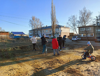 Администрация Базарно-Карабулакского района выражает благодарность жителям микрорайона Выруха, которые по собственной инициативе организовали уборку детской площадки и прилегающей к ней территории