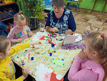 Заведующая Ключевского СДК провела мастер класс по изготовлению Деда Мороза из ватных дисков с воспитанниками детского сада