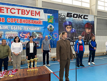 Сегодня утром глава района Артём Курочкин принял участие в церемонии открытия областных соревнований по волейболу ГАУ СО ФСЦ «Урожай» среди девушек 2010-2011 года рождения