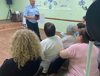 Полицейские провели профилактическую беседу с пенсионерами о том, как не стать жертвой мошенников