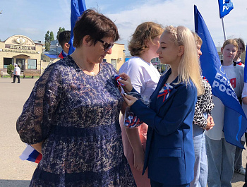 В рамках празднования Дня России, культорганизатор РДК Карина Березина провела акцию по раздаче ленточек, которые по цветовой гамме аналогичны флагу России