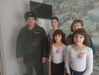 В рамках Всероссийской акции МВД России «8 Марта – В каждый Дом» сотрудники полиции и общественники поздравили с праздником женщин