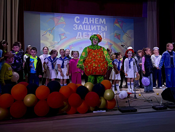 Яркий старт лету дали коллектив районного Дома культуры, музея, библиотеки и ДДТ, устроив в РДК незабываемый праздник «Здравствуй, ЛЕТО» ко Дню защиты детей!