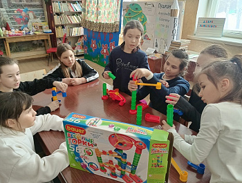 "Мы с друзьями не скучаем, на каникулах играем!"                                     Игровой зал