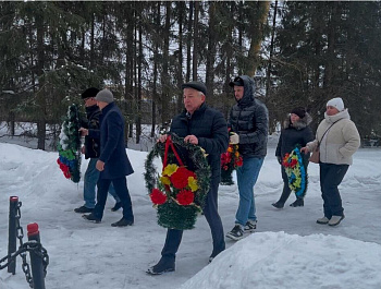 Вчера во всех муниципальных образованиях района сотрудники администраций, учреждений соцсферы, школьники, депутаты приняли участие в церемониях возложения цветов, приуроченных к празднованию Дня защитника Отечества, к памятникам и мемориалам