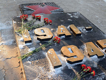 Церемония возложения цветов к памятнику павшим воинам за свободу и независимость Родины