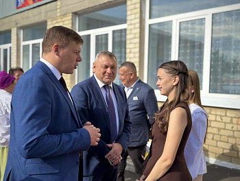 Глава района Андрей Кушнарёв пообщался с молодыми педагогами Хватовской школы