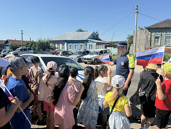 В Базарном Карабулаке школьники поздравили сотрудников Госавтоинспекции с юбилеем службы