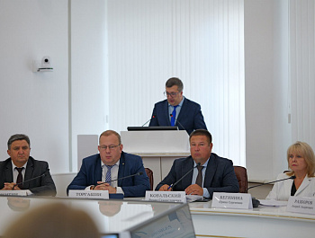 Губернатор Роман Бусаргин провел постоянно действующее совещание с участием зампредов и министров Правительства области, а также глав районов