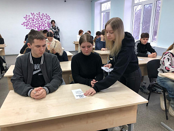 В рамках плана проведения мероприятий антинаркотической направленности, культорганизатор РДК Карина Березина провела со старшеклассниками СОШ №2 акцию «Жизнь без наркотиков»