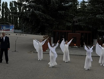 Сегодня, 22 июня у «Мемориала памяти» прошёл трогательный митинг памяти и скорби «И помнит мир спасённый», в ходе которого были кратко раскрыты события военных лет, вспомнили о том, какими усилиями достигнута великая Победа
