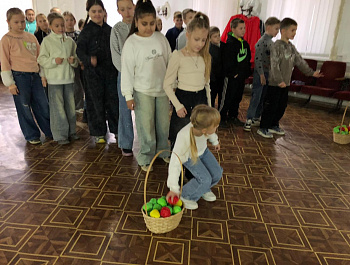 культорганизатор РДК Карина Берёзина провела с обучающимися начальных классов СОШ №2 познавательно - игровую программу «Яблочко»