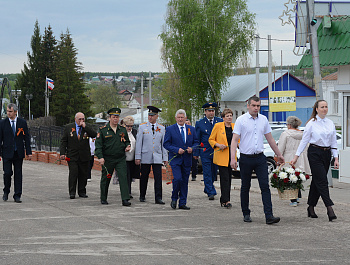 Поздравить с предстоящим торжеством и выразить искреннюю благодарность за свободу, подарить живые цветы и подарки к ветерану приехали председатель Саратовской областной думы А. С. Романов и глава Базарно-Карабулакского муниципального района О. А. Чумбаев