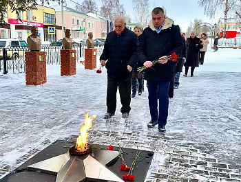 В преддверии Дня защитника Отечества в Базарном Карабулаке прошла церемония возложения цветов