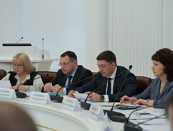 Губернатор Роман Бусаргин провел постоянно действующее совещание с участием зампредов и министров Правительства области, а также глав районов