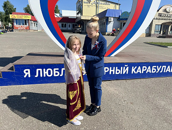 В преддверии Дня России, культорганизатор РДК Карина Березина провела акцию по раздаче ленточек, которые по цветовой гамме аналогичны флагу России