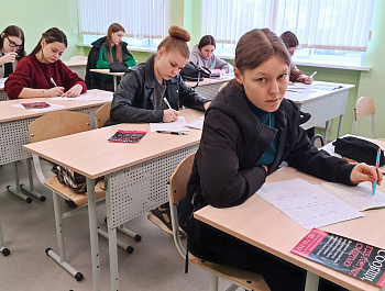 «Сообщи, где торгуют смертью»: сотрудники полиции провели профилактическую беседу со школьниками